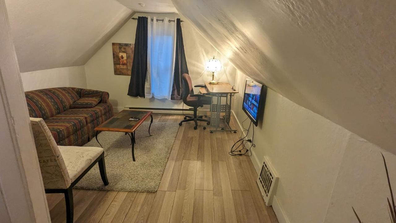 Cozy Downtown One Bedroom Free Parking Кингстън Екстериор снимка