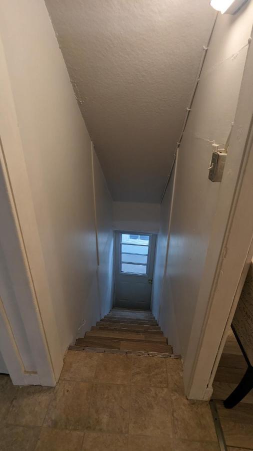 Cozy Downtown One Bedroom Free Parking Кингстън Екстериор снимка