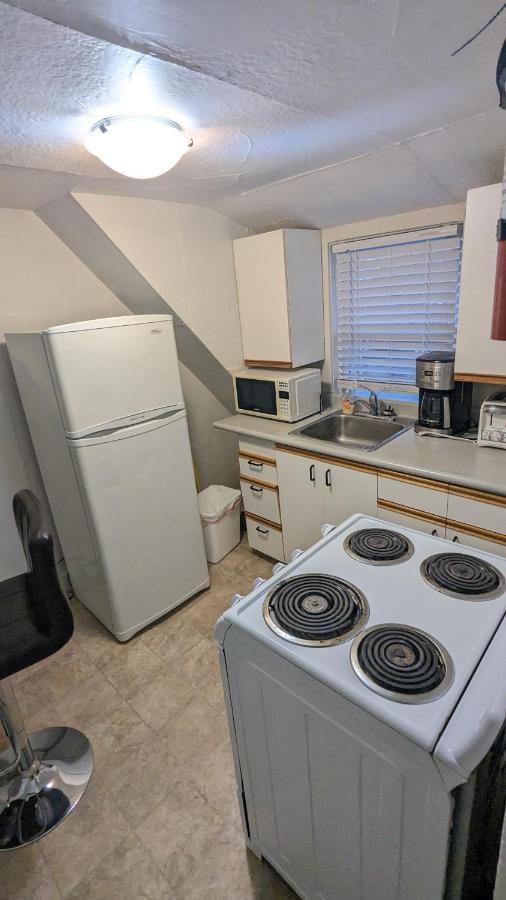 Cozy Downtown One Bedroom Free Parking Кингстън Екстериор снимка
