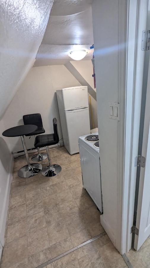 Cozy Downtown One Bedroom Free Parking Кингстън Екстериор снимка