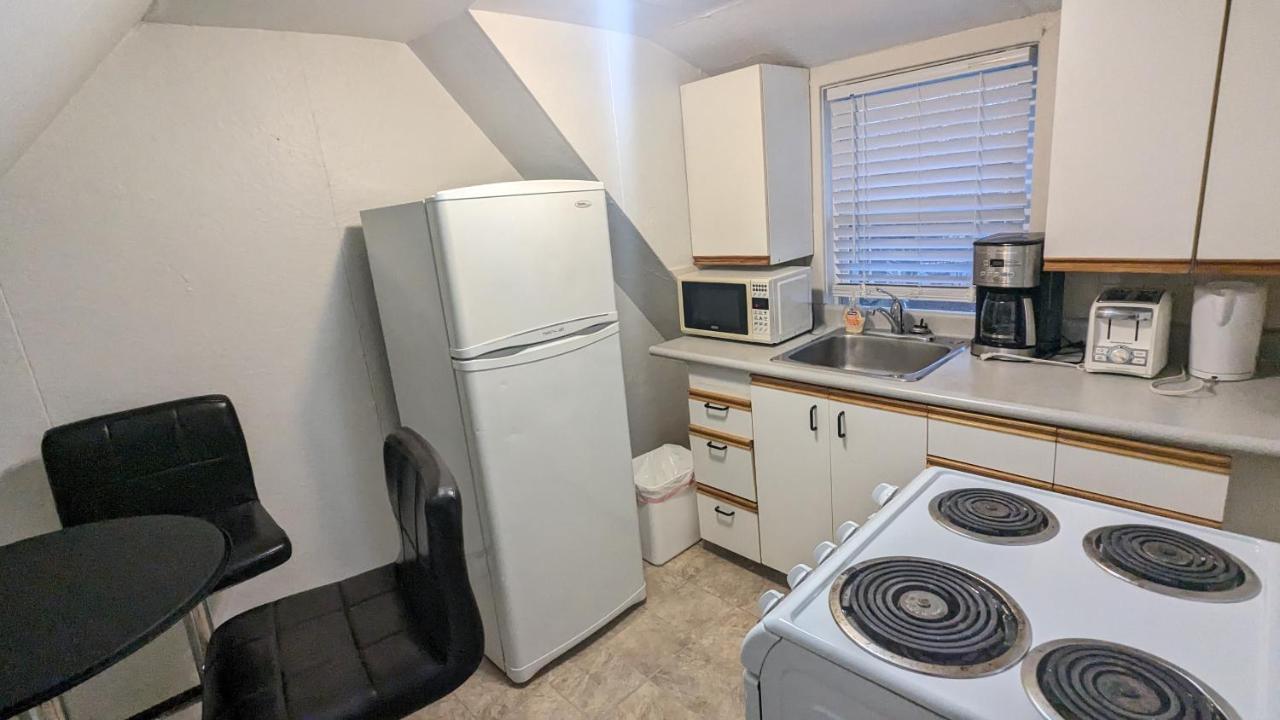 Cozy Downtown One Bedroom Free Parking Кингстън Екстериор снимка