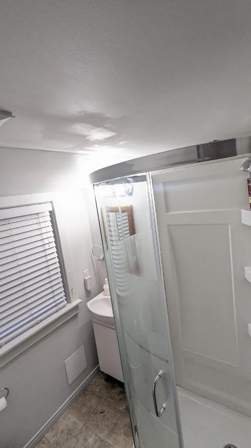 Cozy Downtown One Bedroom Free Parking Кингстън Екстериор снимка