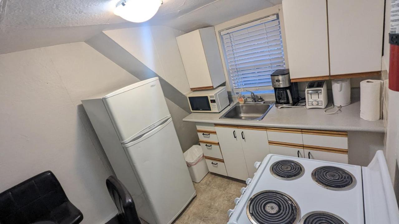 Cozy Downtown One Bedroom Free Parking Кингстън Екстериор снимка