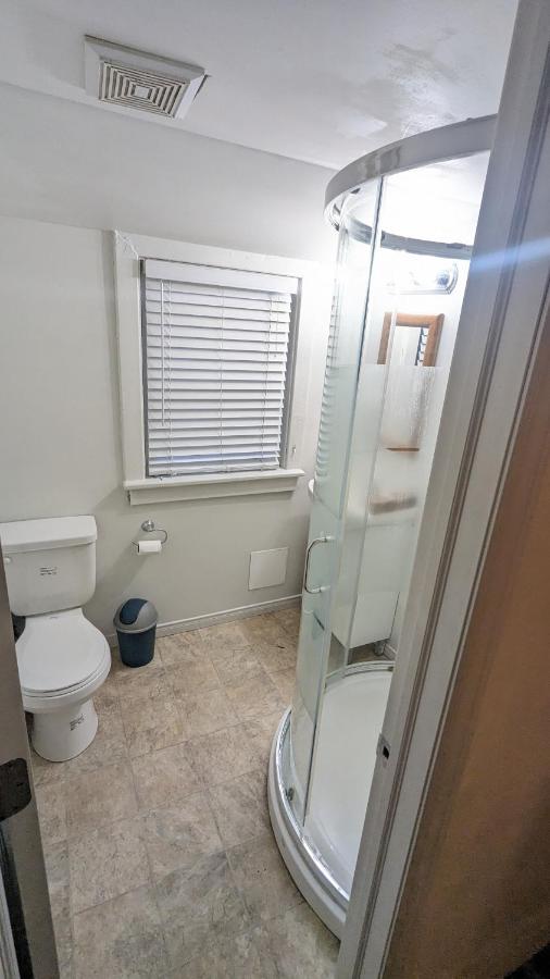 Cozy Downtown One Bedroom Free Parking Кингстън Екстериор снимка