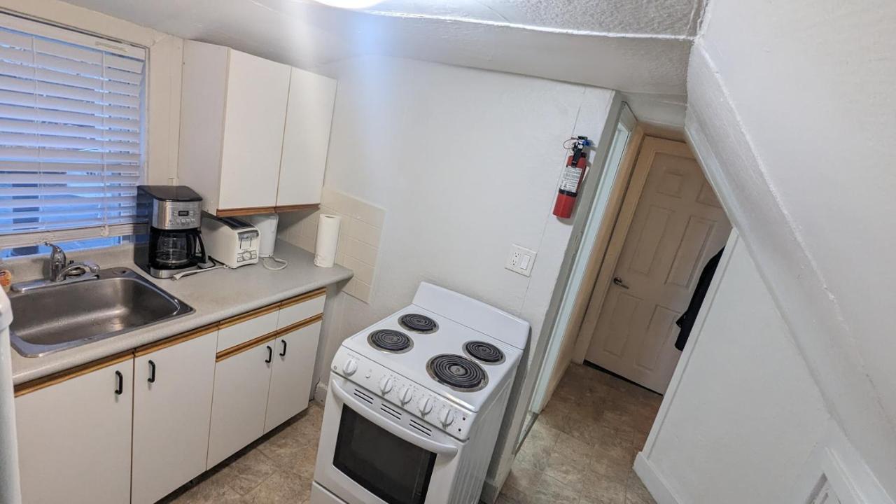 Cozy Downtown One Bedroom Free Parking Кингстън Екстериор снимка