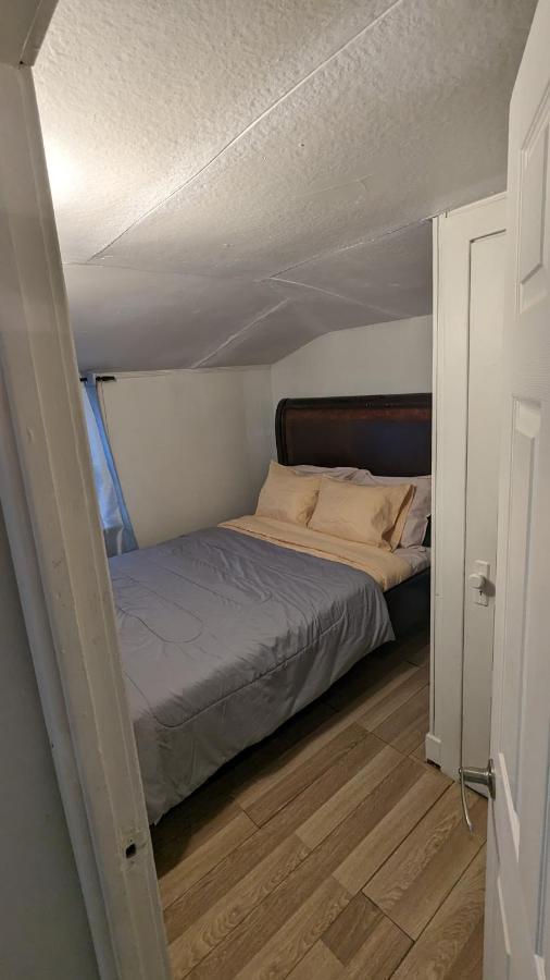 Cozy Downtown One Bedroom Free Parking Кингстън Екстериор снимка
