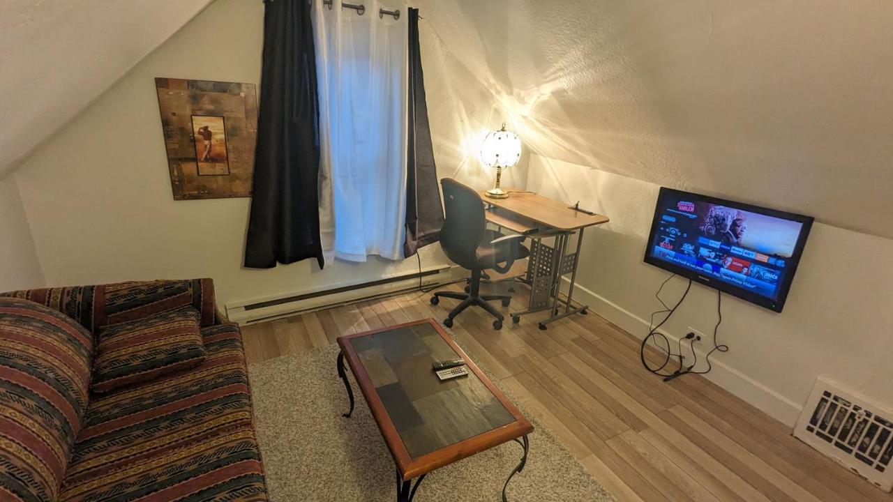 Cozy Downtown One Bedroom Free Parking Кингстън Екстериор снимка
