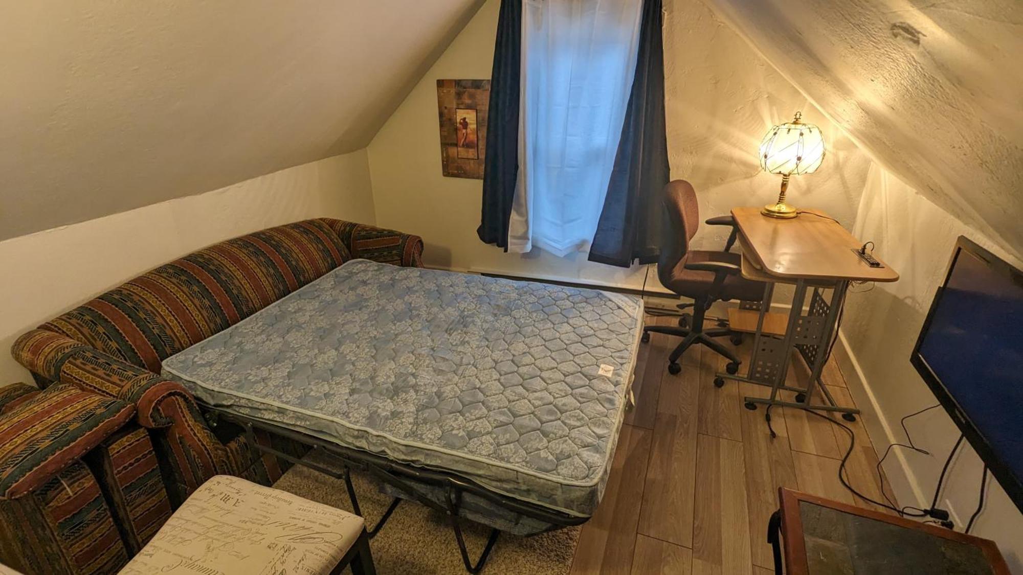 Cozy Downtown One Bedroom Free Parking Кингстън Екстериор снимка