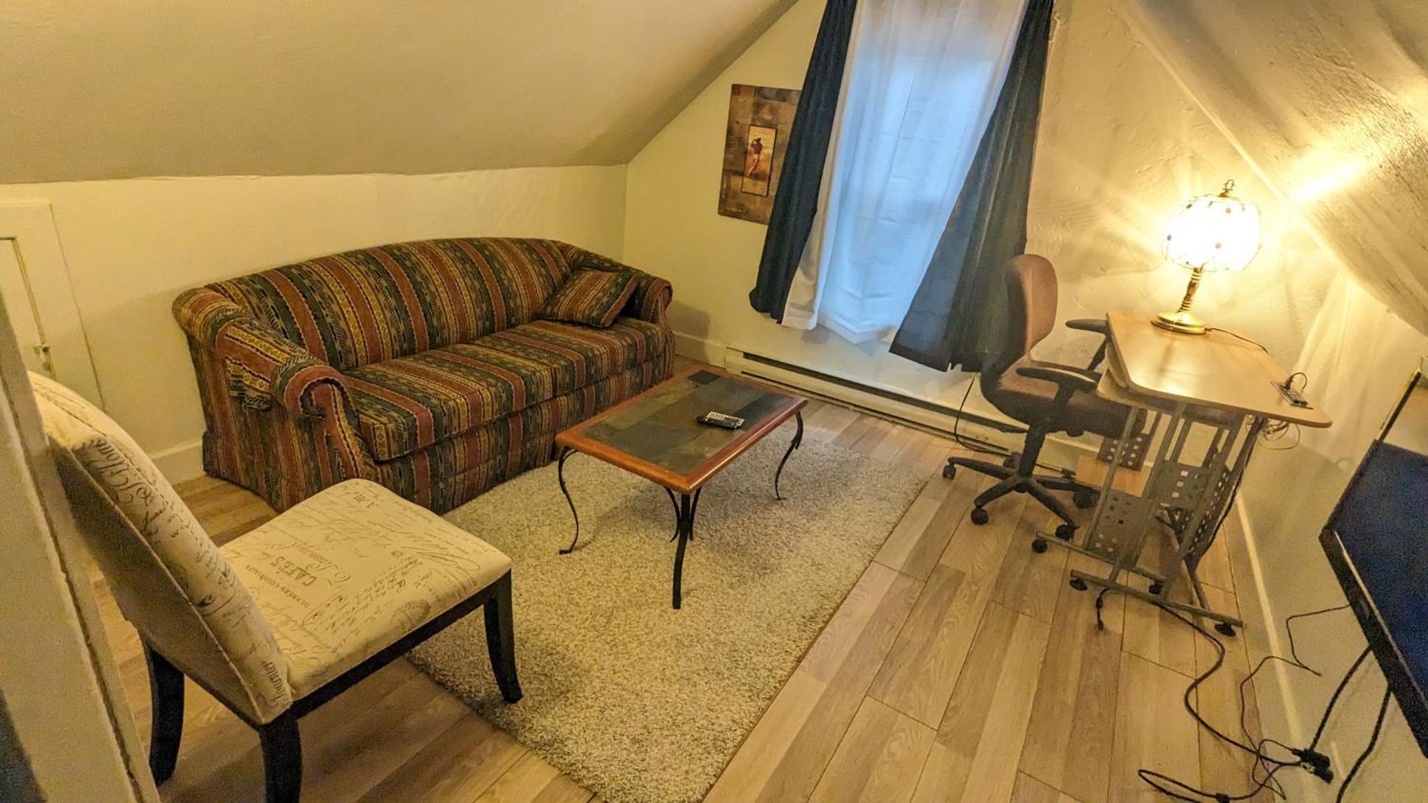 Cozy Downtown One Bedroom Free Parking Кингстън Екстериор снимка